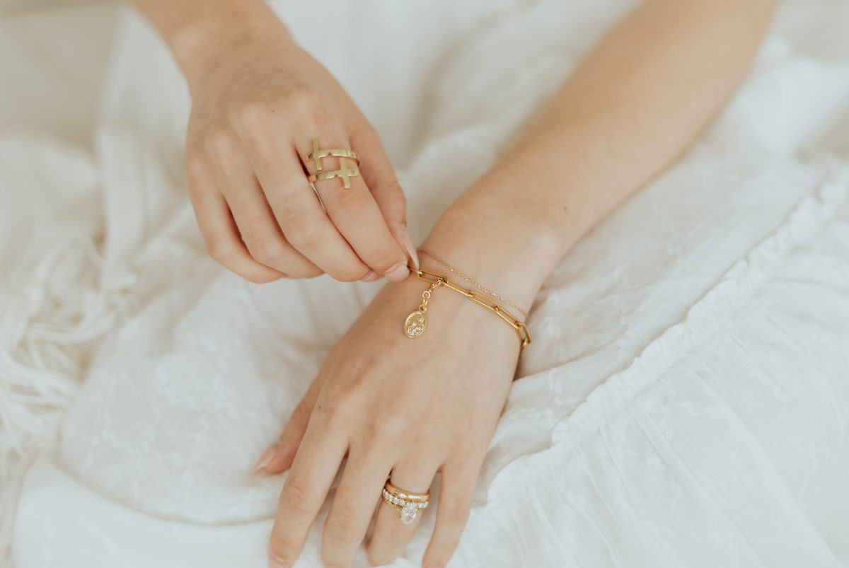renewal consecration chain bracelet in gold tone with st. anne charm